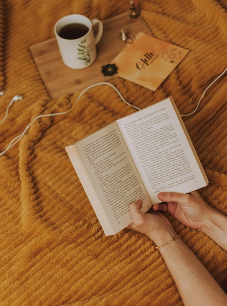 manos sisteniendo libro